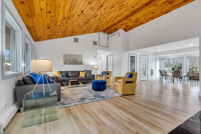 Building Photo - 429 Clove Rd