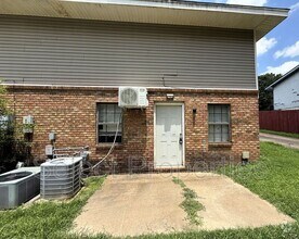 Building Photo - 2011 Stonemill Dr