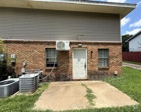 Building Photo - 2011 Stonemill Dr