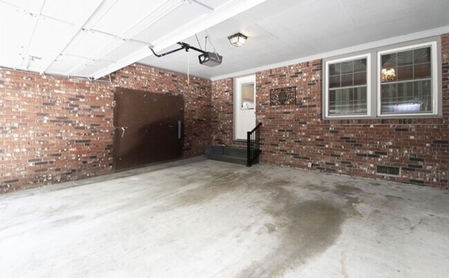 Foto del edificio - Renovated 5BR Home Minutes from Downtown Columbia | Two Full Kitchens + Fenced Yard ~ Available M...
