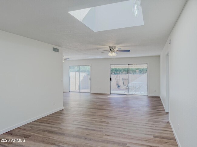 Foto del edificio - 2533 E Wagoner Rd