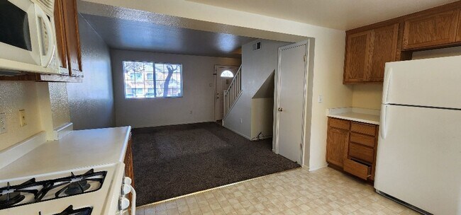 Building Photo - Cute 2 Bedroom 1 Bath Condo Daniels Avenue...
