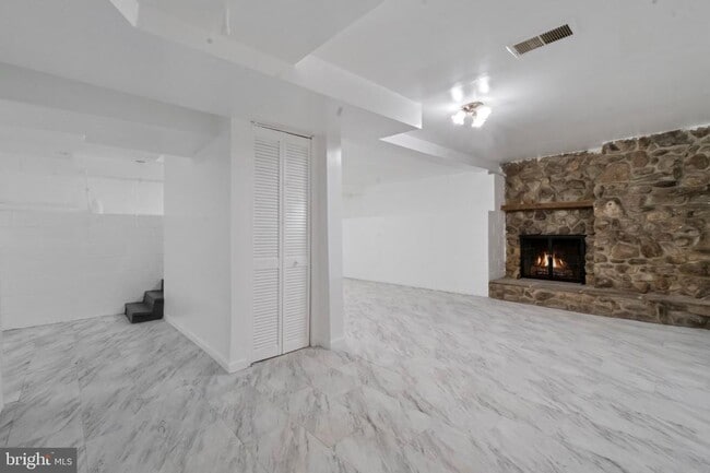 Building Photo - 12901 Ardennes Ave