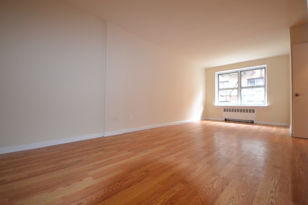 Foto principal - 97-12 65th Rd