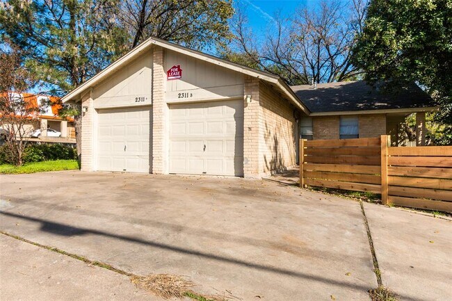 Foto del edificio - 2311 Burleson Rd