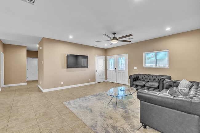 Building Photo - RV GARAGE | Single Story | Furnished Or Unfurnished