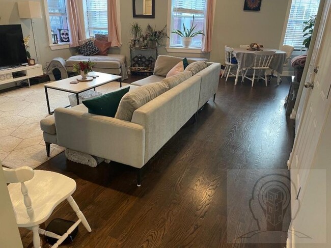 Building Photo - 1 bedroom in CHICAGO IL 60613