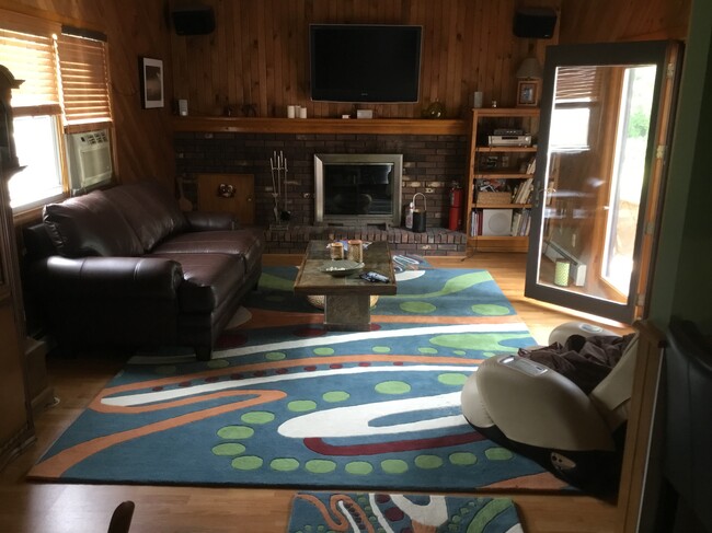 Family Room - 1405 Kings Rd