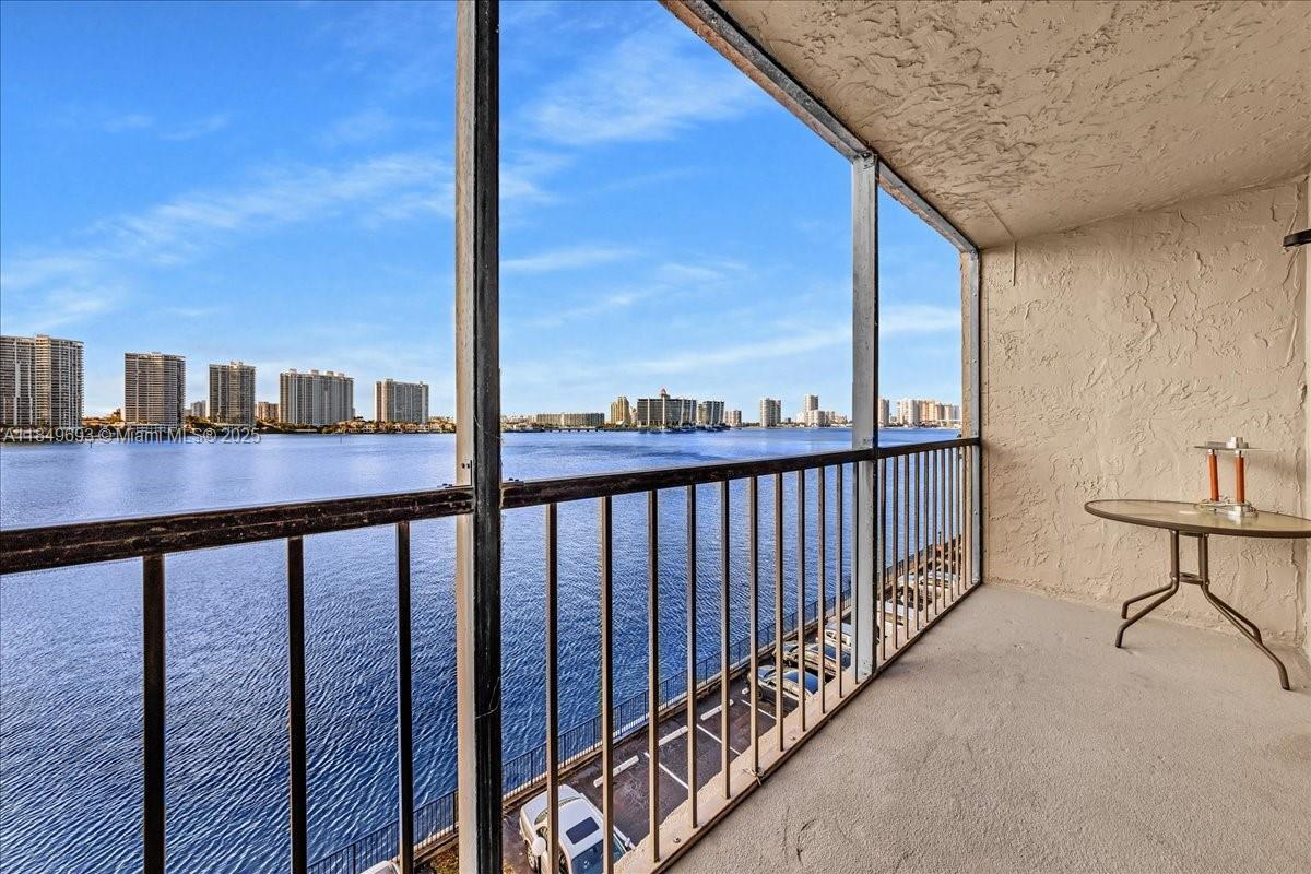 Foto principal - 17600 N Bay Rd