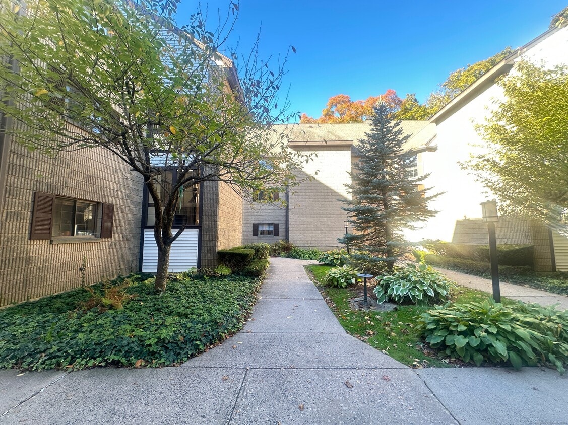 Primary Photo - 183 Loomis Dr