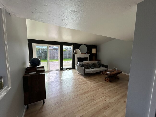 Foto del edificio - Updated in North Hanford