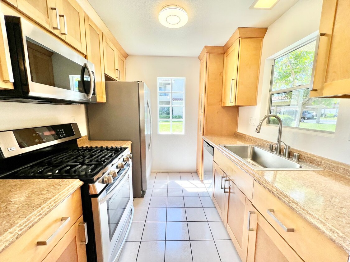 Primary Photo - Beautiful 2 Bedroom/ 2 Bathroom Condo loca...