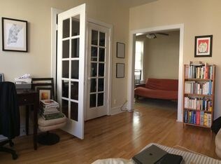 Foto del edificio - Modern East Lakeview Studio Apartment