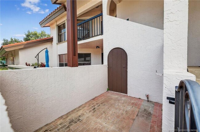 Building Photo - 6110 SE Martinique Dr