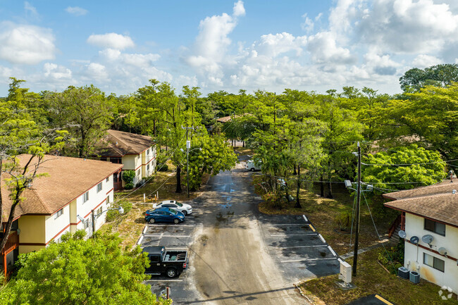 Foto del edificio - Hidden Forest Condominium