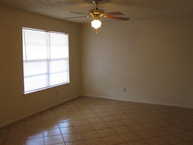 Building Photo - 104 Stanford Dr