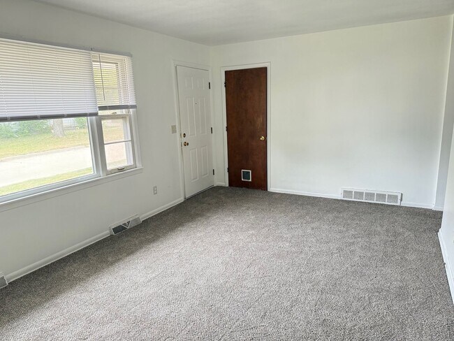 Foto del edificio - Extremely sharp, clean and roomy 2 BR Dupl...