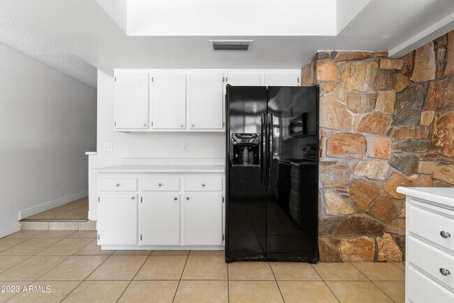 Building Photo - 2231 E Lincoln Cir