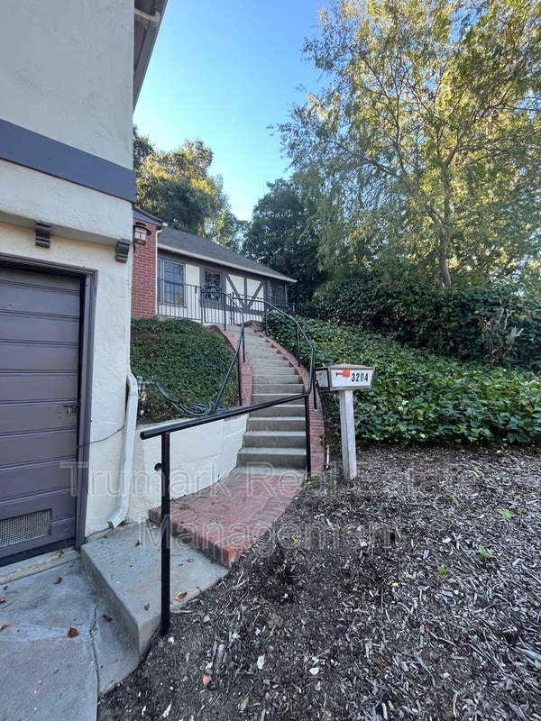 Building Photo - 3204 Vickers Dr