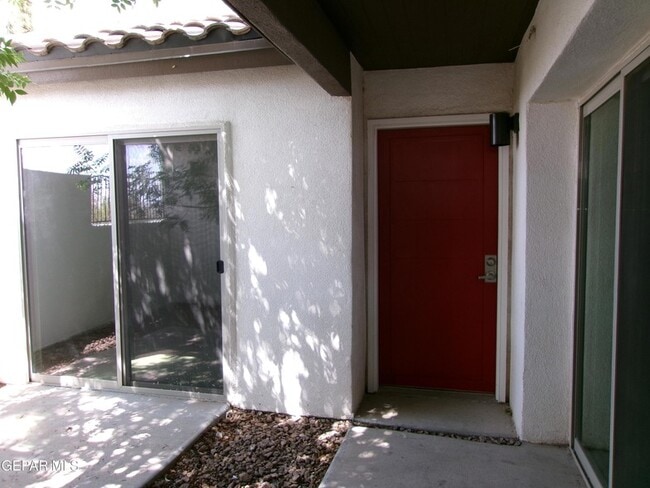 Foto del edificio - 4200 Camelot Heights Dr