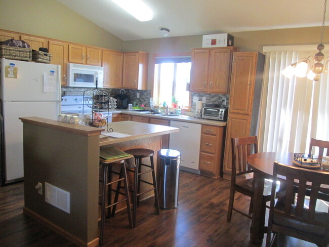 Building Photo - Beautiful 4 Bedroom Available For Rent!