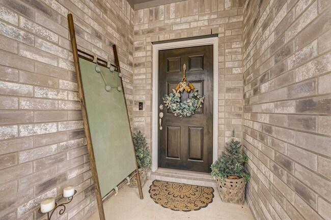 Building Photo - 4 Bedroom/3 Bath home w/Community Pool!