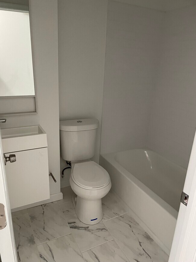Baño con bañera/ducha combinada - 3761 N 18th St