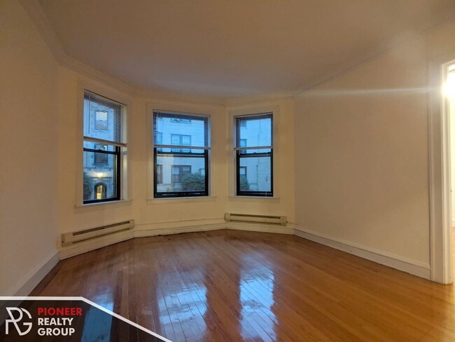 Building Photo - 1129 W Oakdale Ave