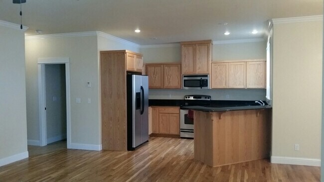 Building Photo - 647 SW Center St