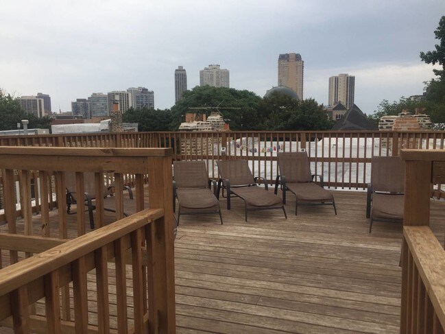 Rooftop Sundeck - 2522 N Burling St