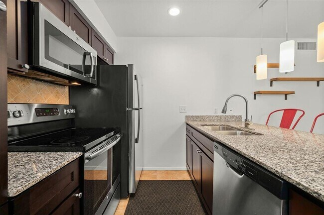 Building Photo - 910 Duncan Ln