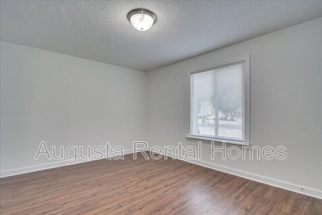 Foto del edificio - 4018 Wheeler Woods Rd