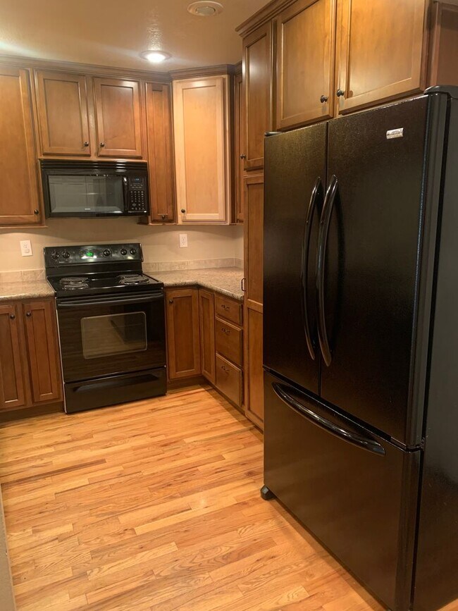 Building Photo - 2 BEDROOM, 3.5 BATHROOM TOWNHOME WITH 2 CA...