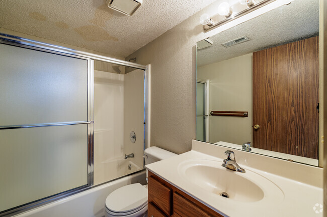 4BD, 2BA 1246SF - Baño 1 - Beartown Townhomes