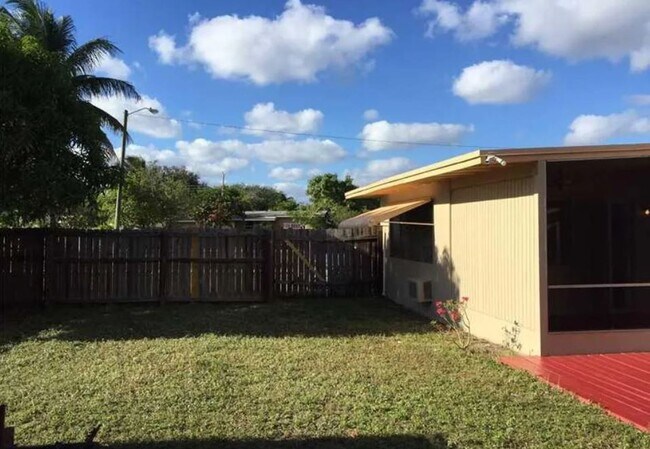 Building Photo - The perfect 3/1 single home in Pompano Beach - Washer and Dryer in unit!