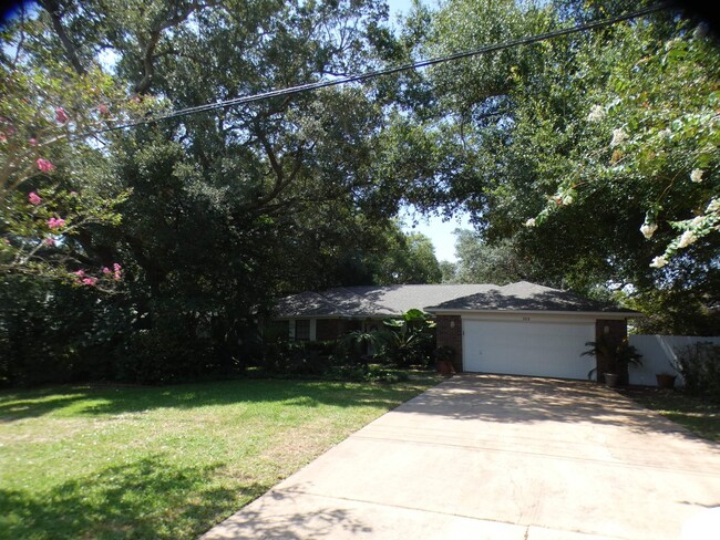 Building Photo - Fully Furnished 4BR/3BA Home in Gulf Breez...