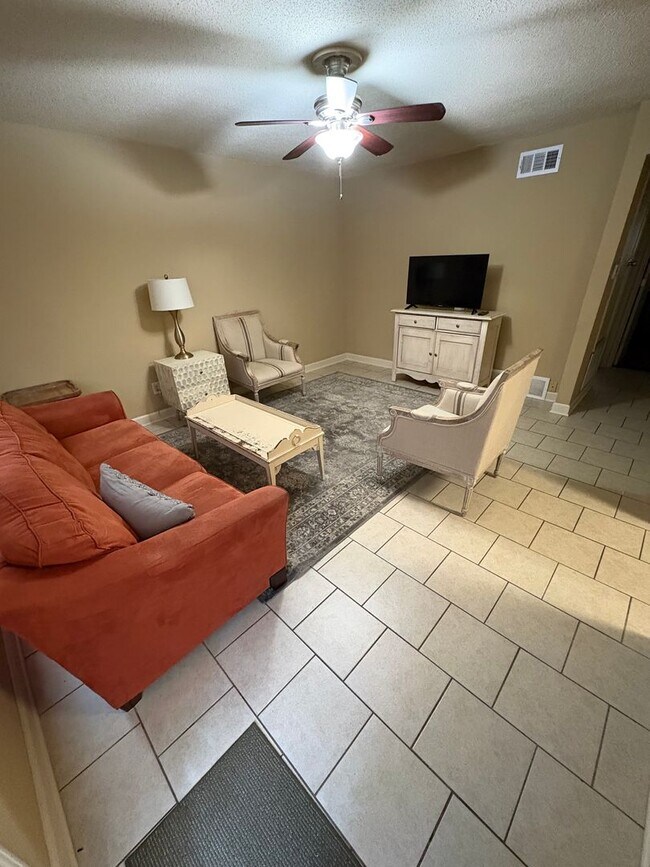 Foto del edificio - Furnished 2 Bedroom 1 Bath Apartment Close to Campus!