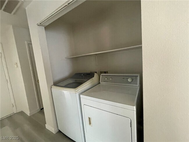 Foto del edificio - 8476 W Gilmore Ave