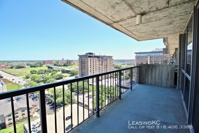 Building Photo - The View 1706