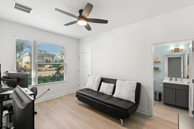 Building Photo - Beautiful LUXURY Townhome For Rent in St P...