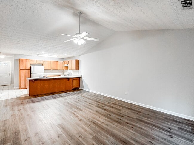 Building Photo - Great Gainesville location - 2/2 with Garage!