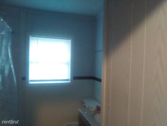 Foto del edificio - 4 br, 2 bath House - 624 Roberts Avenue