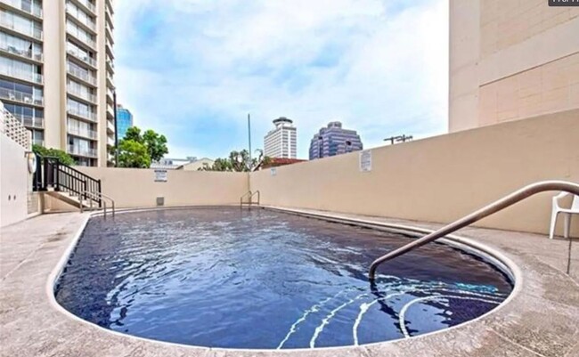 Building Photo - 2 bedroom. Ala Moana. Private Balcony