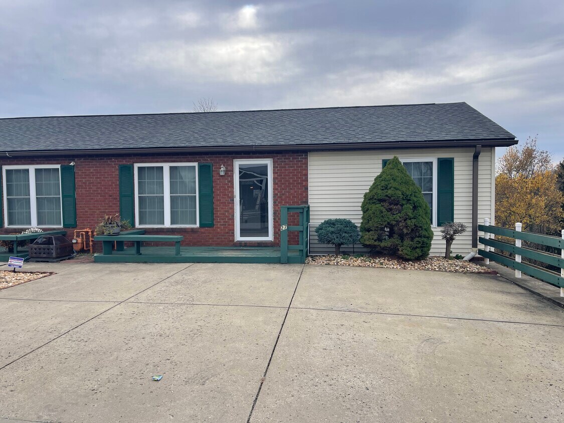 Primary Photo - 27 Elm Ln
