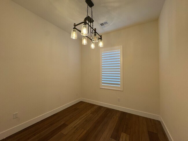 Building Photo - Gorgeous 3 bed / 3 bath home with upgrades...