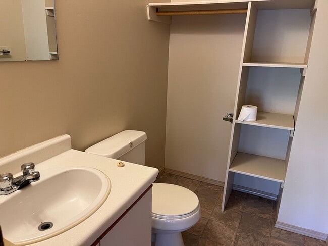 Building Photo - 3 Bed 1.5 Bath Unit in Red Deer, AB