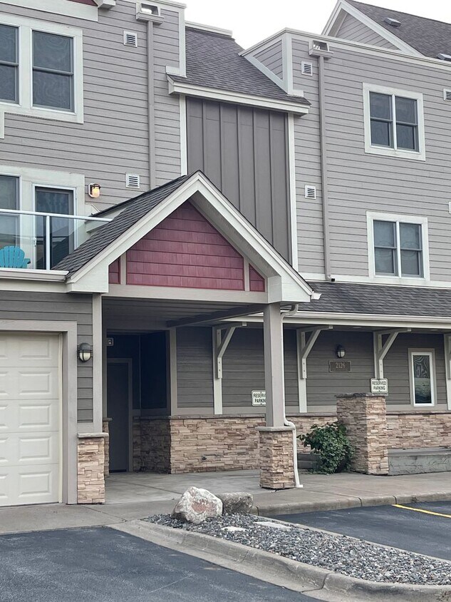 Primary Photo - Beacon Pointe Condominium! Stunning furnis...