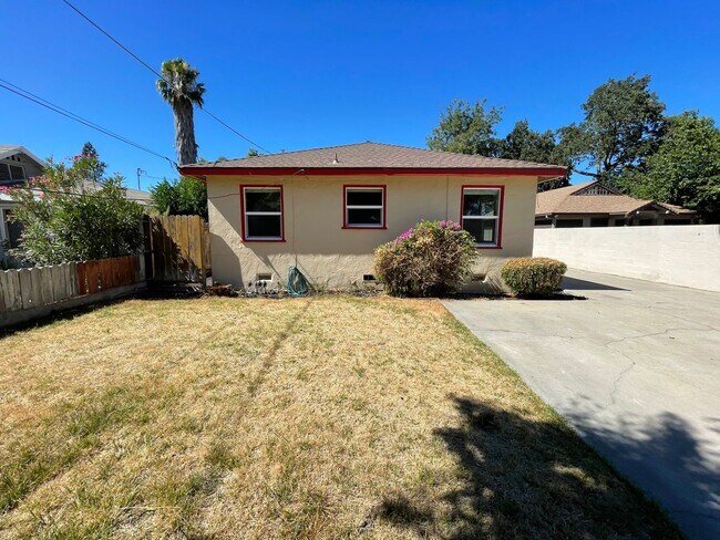 Building Photo - 3 bedroom just remodeled with tons of upgr...