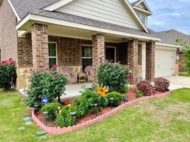 Building Photo - Elegant four-bedroom corner-lot home with hardwood floors, modern kitchen, master suite, and comm...