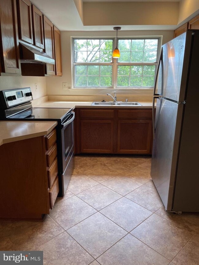 Building Photo - 7727 Inversham Dr